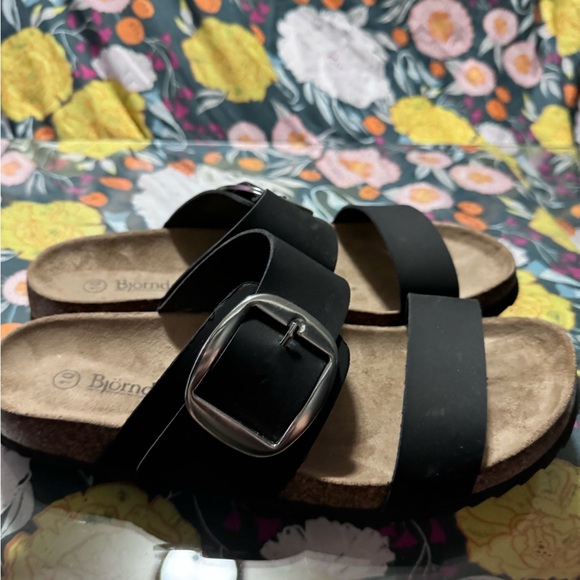 Large buckle only worn around the house as my feet were too wide - Picture 5 of 5